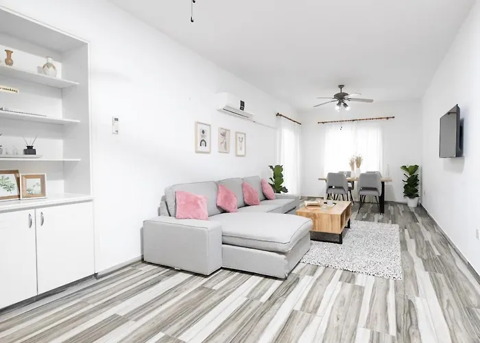 Beautiful In Harbour Paphos, & Close To Apartmán Paphos