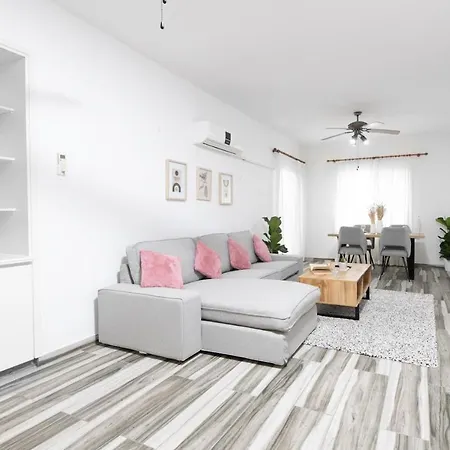 Beautiful In Harbour Paphos, & Close To Apartament Pafos